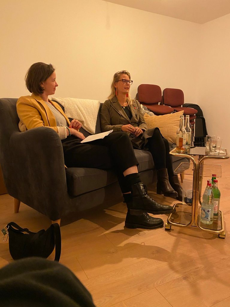 Marie Kleinert und Sandra Goldschmidt im Gespräch. 
Foto: Johanna Schmidt, Linksfraktion Hamburg